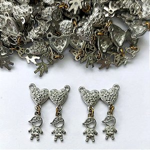 PINGENTE NO BRUTO PRONTO PARA O BANHO(CX139) - (MAD) PINGENTE CANGA COM DOIS MENINOS COM MICROS ZIRCÔNIAS 15X20MM - PESO 1,6GR - BRU16066