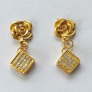 BRINCO FOLHEADO A OURO - BANHADO COM 5 MILÉSIMOS + VERNIZ DIAMOND - BRINCO DE PINO COM BASE FLOR E PINGENTE CRAVEJADO EM MICROS ZIRCÔNIAS 26MM - OURO395