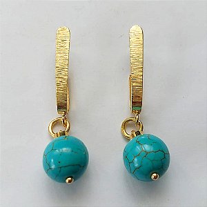 BRINCO FOLHEADO A OURO - BANHADO COM 5 MILÉSIMOS + VERNIZ DIAMOND - BRINCO DE PINO COM BASE COMPRIDA E PINGENTE PEDRA HOWLITA TURQUESA 12MM - OURO396