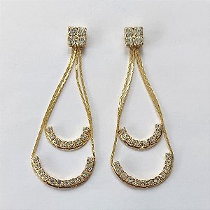 BRINCO FOLHEADO A OURO - BANHADO COM 5 MILÉSIMOS + VERNIZ DIAMOND - BRINCO DE PINO COM BASE FLOR COM ZIRCÔNIA E PINGENTE GOTA DUPLA VAZADA CRAVEJADA EM MICRO ZIRCÔNIAS 51MM - OURO397