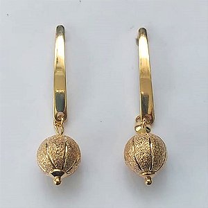BRINCO FOLHEADO A OURO - BANHADO COM 5 MILÉSIMOS + VERNIZ DIAMOND - BRINCO DE PINO COM BASE COMPRIDA E PINGENTE ESFERA COM BRILHOS 10MM - OURO399