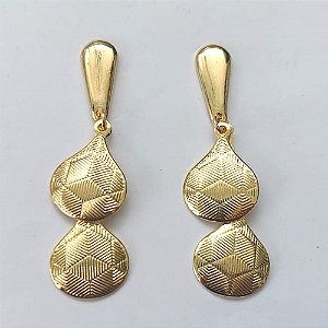 BRINCO FOLHEADO A OURO - BANHADO COM 5 MILÉSIMOS + VERNIZ DIAMOND - BRINCO DE PINO BASE GOTA E PINGENTE COM GOTAS DUPLAS 46MM - OURO401