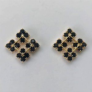 BRINCO FOLHEADO A OURO - BANHADO COM 5 MILÉSIMOS + VERNIZ DIAMOND - BRINCO TREVO VAZADO COM ZIRCÔNIAS NEGRAS 14MM - OURO403