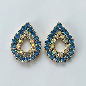 BRINCO FOLHEADO A OURO - BANHADO COM 5 MILÉSIMOS + VERNIZ DIAMOND - BRINCO GOTA VAZADA CRAVEJADA EM MICROS ZIRCÔNIAS AZUIS E COLORIDAS 17MM - OURO405