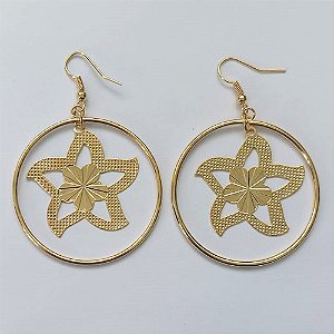 BRINCO FOLHEADO A OURO - BANHADO COM 5 MILÉSIMOS + VERNIZ DIAMOND - BRINCO ANZOL COM PINGENTE FLOR GRANDE VAZADA 42MM - OURO408