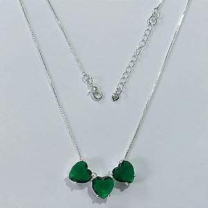 GARGANTILHA FOLHEADA A PRATA COM 50 MILÉSIMOS + VERNIZ DIAMOND - GARGANTILHA CORRENTE VENEZIANA 40CM ZIRCÔNIAS FORMATO CORAÇÕES VERDES 10X10MM -PRA580