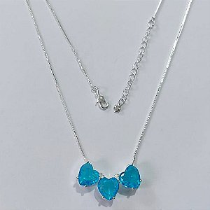 GARGANTILHA FOLHEADA A PRATA COM 50 MILÉSIMOS + VERNIZ DIAMOND - GARGANTILHA CORRENTE VENEZIANA 40CM ZIRCÔNIAS FORMATO CORAÇÕES AZUÍS 10X10MM -PRA581