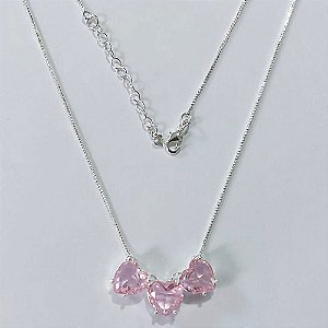 GARGANTILHA FOLHEADA A PRATA COM 50 MILÉSIMOS + VERNIZ DIAMOND - GARGANTILHA CORRENTE VENEZIANA 40CM ZIRCÔNIAS FORMATO CORAÇÕES ROSAS 10X10MM -PRA583