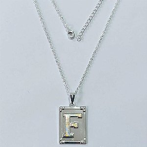 GARGANTILHA FOLHEADA A PRATA COM 50 MILÉSIMOS + VERNIZ DIAMOND - GARGANTILHA CORRENTE CADEADO 45CM PINGENTE LETRA F 20X31MM -PRA585