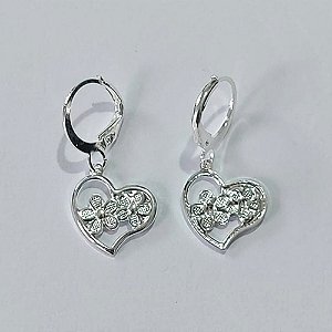 BRINCO FOLHEADO A PRATA COM 50 MILÉSIMOS + VERNIZ DIAMOND - BRINCOS DE ARGOLA DE PRESSÃO COM CORAÇÃO VAZADO COM DESENHOS DE FLORES 13MM -PRA587