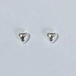 BRINCO FOLHEADA A PRATA COM 50 MILÉSIMOS + VERNIZ DIAMOND - BRINCOS DE PINO FORMATO CORAÇÃO LISO 6MM -PRA588