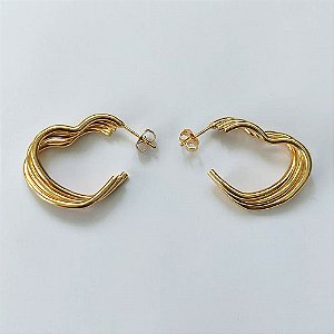 BRINCO EM AÇO INOXIDÁVEL - BRINCO DE PINO DOURADO ARGOLA CORAÇÃO TRIPLO 23MM - COMPOSIÇÃO: AÇO INOXIDÁVEL DOURADO - AÇO2201