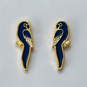 BRINCO FOLHEADO A OURO - BANHADO COM 5 MILÉSIMOS + VERNIZ DIAMOND - BRINCO DE PINO ARARA AZUL 7X21MM - OURO414