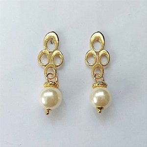 BRINCO FOLHEADO A OURO - BANHADO COM 5 MILÉSIMOS + VERNIZ DIAMOND - BRINCO DE PINO BASE FLOR VAZADA E PINGENTE EM PÉROLA 11MM - OURO415