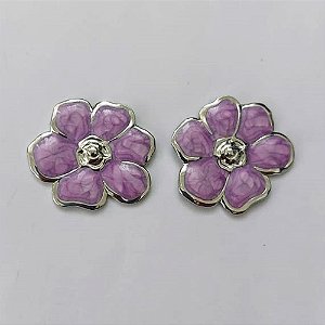 BRINCO EM AÇO INOXIDÁVEL - (cx.140) BRINCO DE PINO FLOR ESMALTADA LILÁS 25MM - COMPOSIÇÃO: AÇO INOXIDÁVEL - AÇO2213