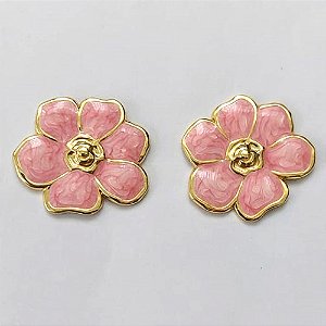 BRINCO EM AÇO INOXIDÁVEL - (CX.140) BRINCO DE PINO DOURADO FLOR ESMALTADA ROSA 25MM - COMPOSIÇÃO: AÇO INOXIDÁVEL DOURADO - AÇO2215