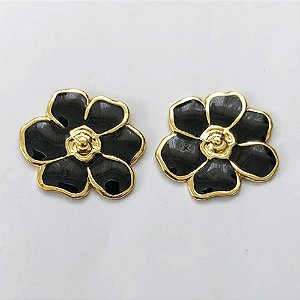 BRINCO EM AÇO INOXIDÁVEL - (CX.141) BRINCO DE PINO DOURADO FLOR ESMALTADA PRETA 25MM - COMPOSIÇÃO: AÇO INOXIDÁVEL DOURADO - AÇO2216