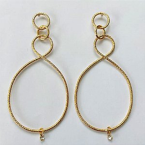 BRINCO FOLHEADO A OURO - BANHADO COM 5 MILÉSIMOS + VERNIZ DIAMOND - BRINCO DE PINO ARGOLAS VAZADAS E PEDRA EM ZIRCÔNIA 71MM - OURO423