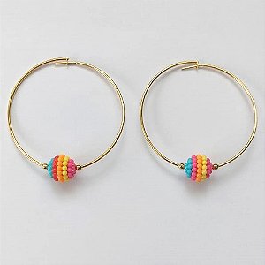 BRINCO FOLHEADO A OURO - BANHADO COM 5 MILÉSIMOS + VERNIZ DIAMOND - BRINCO DE PINO ARGOLA COM BOLINHAS COLORIDAS 52MM - OURO426