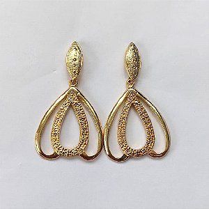 BRINCO FOLHEADO A OURO - BANHADO COM 5 MILÉSIMOS + VERNIZ DIAMOND - BRINCO DE PINO COM GOTAS VAZADAS 29MM - OURO427