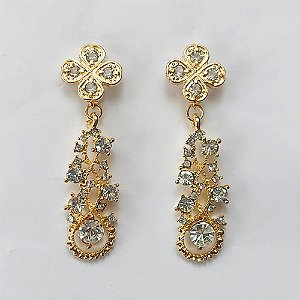 BRINCO FOLHEADO A OURO - BANHADO COM 5 MILÉSIMOS + VERNIZ DIAMOND - BRINCO DE PINO BASE TREVO E PINGENTE CRAVEJADO EM ZIRCÔNIAS 49MM - OURO428