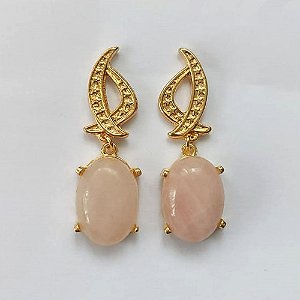 BRINCO FOLHEADO A OURO - BANHADO COM 5 MILÉSIMOS + VERNIZ DIAMOND - BRINCO DE PINO BASE VAZADA E PEDRA QUARTZO ROSA 41MM - OURO429