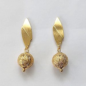 BRINCO FOLHEADO A OURO - BANHADO COM 5 MILÉSIMOS + VERNIZ DIAMOND - BRINCO DE PINO COM BASE FOLHA E PINGENTE ESFERA COM BRILHOS 10MM - OURO431