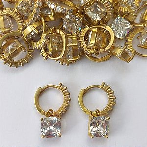 BRINCO NO BRUTO PRONTO PARA O BANHO - (CX.140) BRINCO ARGOLINHA DE PRESSÃO CRAVEJADO COM MICROS ZIRCÔNIAS E PINGENTE EM ZIRCÔNIA - TAMANHO: 18MM - PESO TOTAL 3GR - COMPOSIÇÃO: LATÃO / ZIRCÔNIA - BRU16117