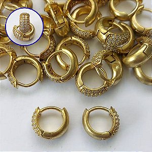 BRINCO NO BRUTO PRONTO PARA O BANHO - (CX.140) BRINCO ARGOLINHA DE PRESSÃO CRAVEJADO COM MICROS ZIRCÔNIAS - TAMANHO: 4X10MM - PESO TOTAL 1,6GR - COMPOSIÇÃO: LATÃO / ZIRCÔNIA - BRU16120