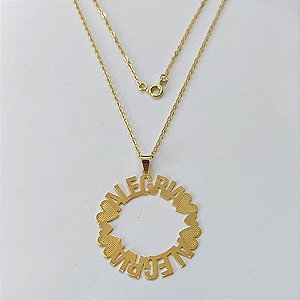 GARGANTILHA FOLHEADA A OURO - BANHADO COM 5 MILÉSIMOS + VERNIZ DIAMOND - CORRENTE 45CM E PINGENTE MANDALA ALEGRIA 42MM - FECHO REDONDO - OURO434