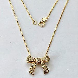 GARGANTILHA FOLHEADA A OURO - BANHADO COM 5 MILÉSIMOS + VERNIZ DIAMOND - CORRENTE VENEZIANA 45CM E PINGENTE LACINHO CRAVEJADO EM MICROS ZIRCÔNIAS 17X20MM - FECHO REDONDO - OURO435