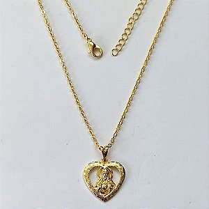 GARGANTILHA FOLHEADA A OURO - BANHADO COM 5 MILÉSIMOS + VERNIZ DIAMOND - CORRENTE 45CM E PINGENTE CORAÇÃO COM JESUS 17MM - FECHO REDONDO - OURO438