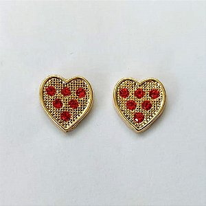 BRINCO FOLHEADO A OURO - BANHADO COM 5 MILÉSIMOS + VERNIZ DIAMOND - BRINCO DE PINO CORAÇÃO CRAVEJADO EM MICROS ZIRCÔNIAS VERMELHAS 11MM - OURO439