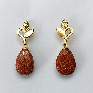 BRINCO FOLHEADO A OURO - BANHADO COM 5 MILÉSIMOS + VERNIZ DIAMOND - BRINCO DE PINO BASE FLOR CRAVEJADA EM MICROS ZIRCÔNIAS E PEDRA DO SOL 12X20MM - OURO440