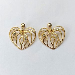 BRINCO FOLHEADO A OURO - BANHADO COM 5 MILÉSIMOS + VERNIZ DIAMOND - BRINCO DE PINO CORAÇÃO VAZADO COM PEDRAS EM ZIRCÔNIA 22X26MM - OURO449