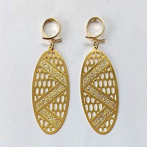 BRINCO FOLHEADO A OURO - BANHADO COM 5 MILÉSIMOS + VERNIZ DIAMOND - BRINCO DE PINO BASE VAZADA E PINGENTE FOLHA 18X47MM - OURO450