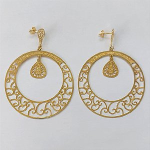BRINCO FOLHEADO A OURO - BANHADO COM 5 MILÉSIMOS + VERNIZ DIAMOND - BRINCO DE PINO BASE GOTA E MANDALA REDONDA VAZADA 54MM - OURO454