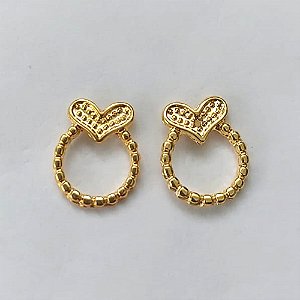 BRINCO FOLHEADO A OURO - BANHADO COM 5 MILÉSIMOS + VERNIZ DIAMOND - (CRIS) BRINCO DE PINO CORAÇÃO COM CÍRCULO VAZADO 9X12MM - OURO464