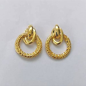 BRINCO FOLHEADO A OURO - BANHADO COM 5 MILÉSIMOS + VERNIZ DIAMOND - (CRIS) BRINCO DE PINO COM CÍRCULOS VAZADOS 14X17MM - OURO465