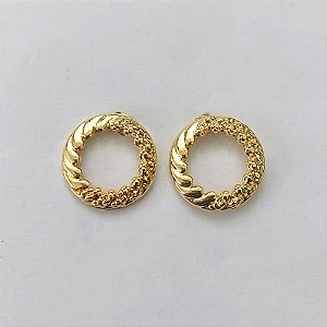 BRINCO FOLHEADO A OURO - BANHADO COM 5 MILÉSIMOS + VERNIZ DIAMOND - (CRIS) BRINCO DE PINO COM CÍRCULO VAZADO 13MM - OURO466