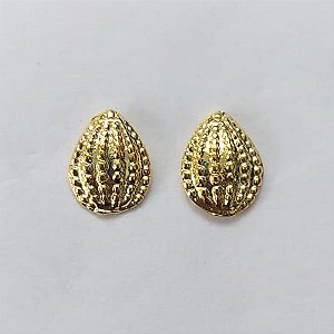 BRINCO FOLHEADO A OURO - BANHADO COM 5 MILÉSIMOS + VERNIZ DIAMOND - (CRIS) BRINCO DE PINO CONCHA 8X10MM - OURO470