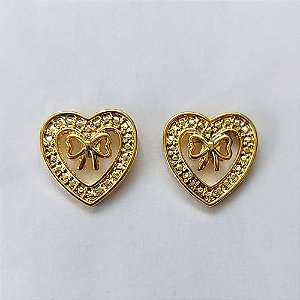 BRINCO FOLHEADO A OURO - BANHADO COM 5 MILÉSIMOS + VERNIZ DIAMOND - (CRIS) BRINCO DE PINO CORAÇÃO COM LACINHO VAZADO 11X11MM - OURO473