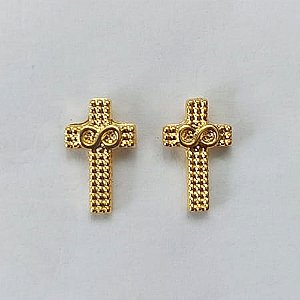 BRINCO FOLHEADO A OURO - BANHADO COM 5 MILÉSIMOS + VERNIZ DIAMOND - (CRIS) BRINCO DE PINO CRUCIFIXO 7X12MM - OURO478