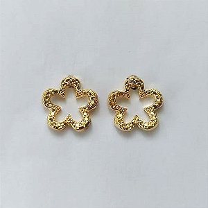 BRINCO FOLHEADO A OURO - BANHADO COM 5 MILÉSIMOS + VERNIZ DIAMOND - (CRIS) BRINCO DE PINO FLOR VAZADA 11MM - OURO479