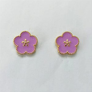 BRINCO FOLHEADO A OURO - BANHADO COM 5 MILÉSIMOS + VERNIZ DIAMOND - (CRIS) BRINCO DE PINO FLOR ESMALTADA LILÁS 15MM - OURO482