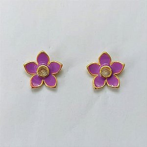 BRINCO FOLHEADO A OURO - BANHADO COM 5 MILÉSIMOS + VERNIZ DIAMOND - (CRIS) BRINCO DE PINO FLOR ESMALTADA LILÁS 15MM - OURO483