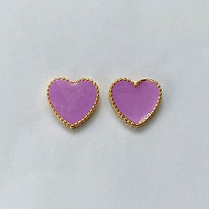BRINCO FOLHEADO A OURO - BANHADO COM 5 MILÉSIMOS + VERNIZ DIAMOND - (CRIS) BRINCO DE PINO CORAÇÃO ESMALTADO LILÁS 15MM - OURO484