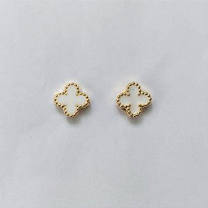 BRINCO FOLHEADO A OURO - BANHADO COM 5 MILÉSIMOS + VERNIZ DIAMOND - (CRIS) BRINCO DE PINO TREVO TIPO VAN CLEEF BRANCO 8MM - OURO485