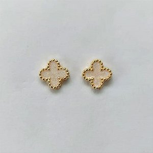 BRINCO FOLHEADO A OURO - BANHADO COM 5 MILÉSIMOS + VERNIZ DIAMOND - (CRIS) BRINCO DE PINO TREVO TIPO VAN CLEEF ROSA 8MM - OURO487