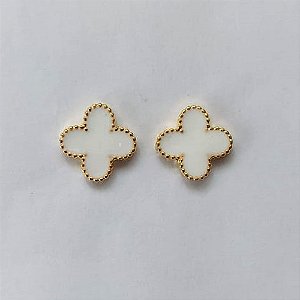 BRINCO FOLHEADO A OURO - BANHADO COM 5 MILÉSIMOS + VERNIZ DIAMOND - (CRIS) BRINCO DE PINO TREVO TIPO VAN CLEEF BRANCO 10MM - OURO488